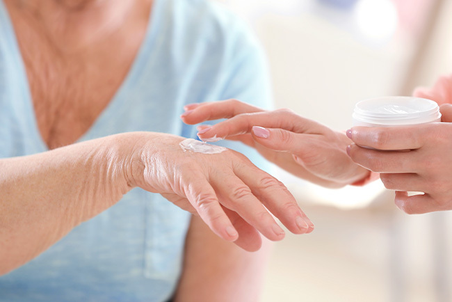 Die Bedeutung der Hautpflege bei älteren Menschen